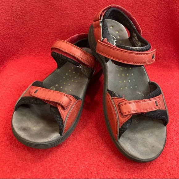 CLARKS Sz 10 Walking Hiking Velcro  Closures Leather Comfort Sole Sandals - Picture 1 of 9